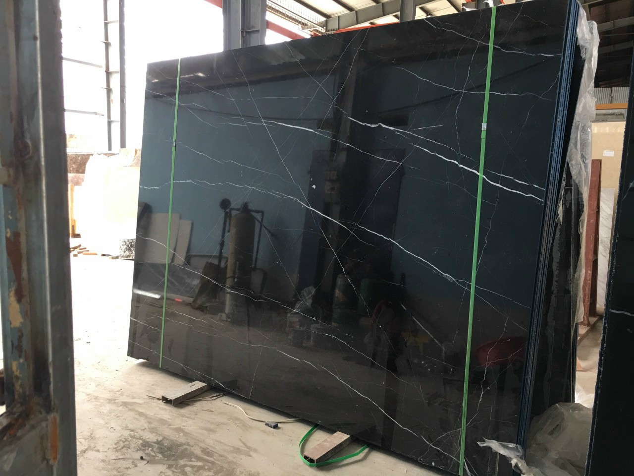 Đá đen tia chớp mới