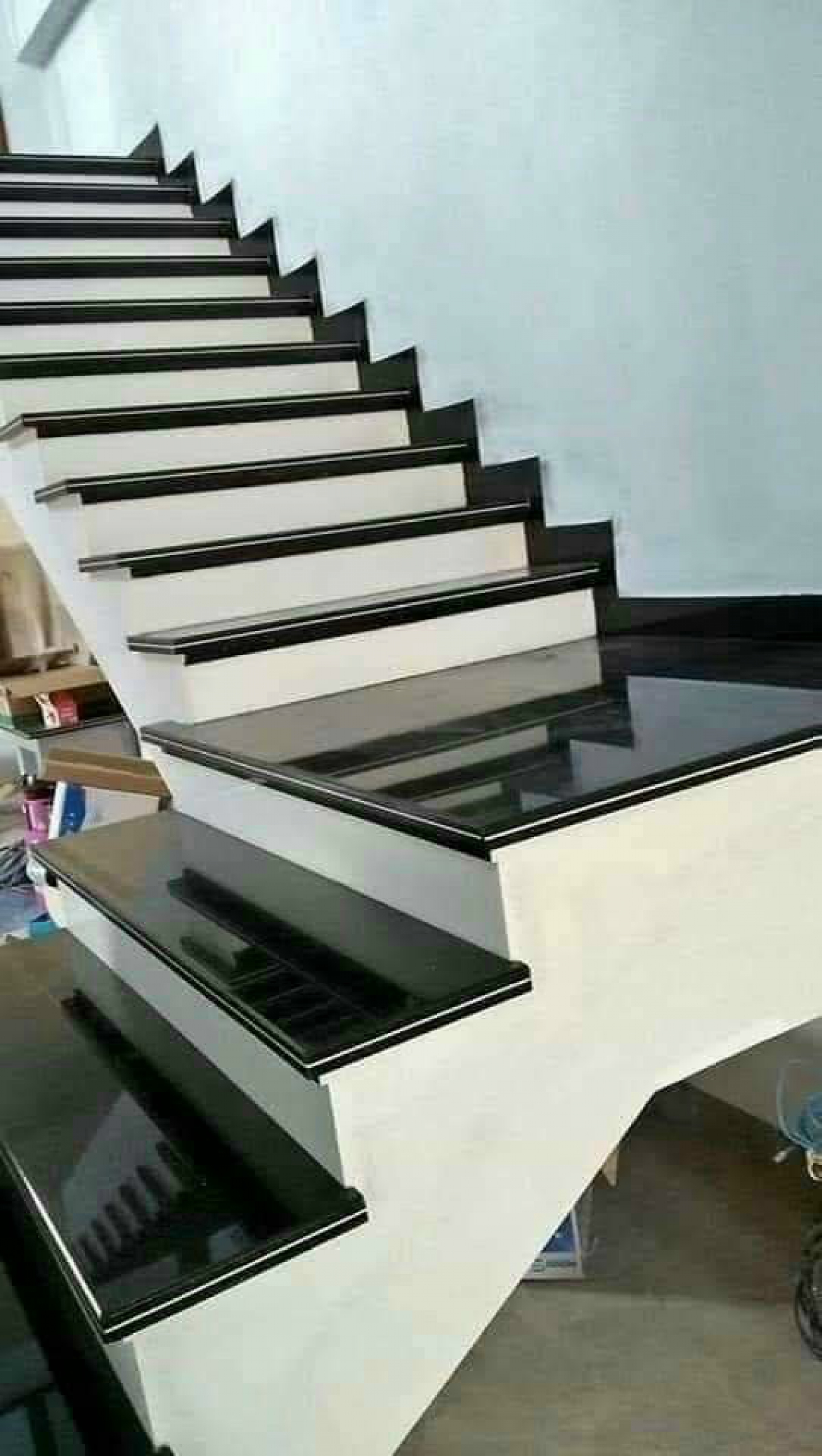 Cầu thang đá kim sa cổ trắng