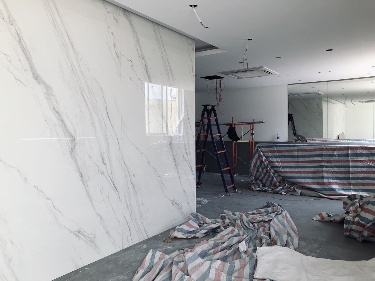 Sàn Đá Trắng ý  Vách tivi